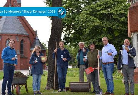  Mitglieder des Beirats für Umwelt- und Klimaschutz mit den Samentüten.