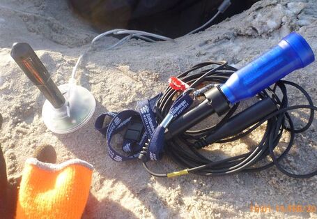 Ein Datenlogger steckt im Sand