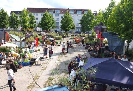 Blick auf den Festplatz mit Menschen und Ständen