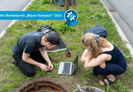 Das Bild beschreibt zwei BGS-Teammitglieder während des Monitorings einer Baumrigole in Hamburg-Bergedorf.
