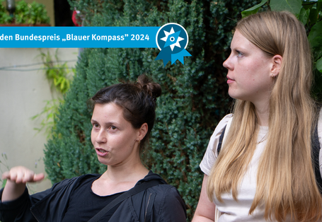 Auf dem Bild sind Menschen bei einem Klimaspaziergang zu sehen. 