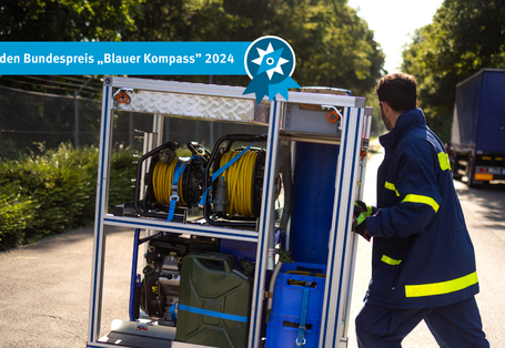 Mit Hilfe einer Rampe kann ein schwerer Rollwagen über ein Hindernis bewegt werden
