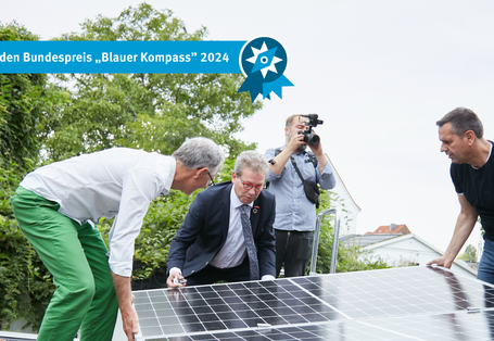 Das Bild zeigt den Landesminister, den Handwerkskammerpräsidenten und Herrn Wald bei der Installation der PV-Module.