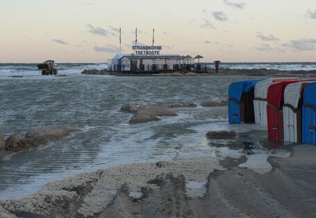 Überflutete Strandkörbe im Wasser