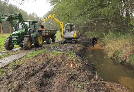 Während der naturnahen Umgestaltung des Röbbelbachs (Foto: Ingmar Sannes)