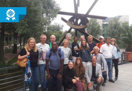 Gruppenführung am "Urbanen Gewässer" Potsdamer Platz Berlin. Eine Gruppe posiert.