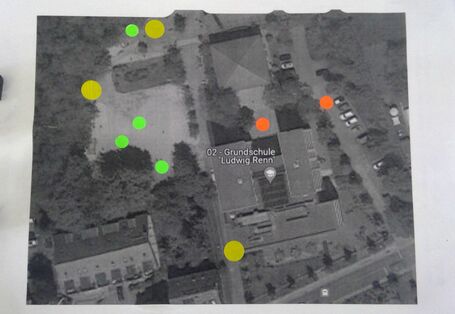 Mit Klebepunkten wurden potentiell angenehme oder zu heiße Orte auf einem Satellitenbild des Schulhofs markiert
