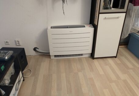 Truhengeräte als Innengerät der Klimaanlage vor Verkleidung der Anschlussleitungen