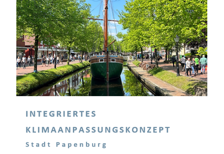 Auf dem Titelbild des Integrierten Klimaanpassungskonzepts der Stadt Papenburg fährt ein Segelschiff durch einen Stadtkanal.