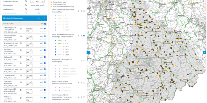 Das Bild zeigt eine Ansicht des interaktiven Werkzeugs „Abwasserbehandlung“. In einer Kartenansicht sind beispielhaft für ein ausgewähltes Einzugsgebiet in Hessen farblich differenziert der Anteil behandelten Abwassers in den Gewässern sowie die im Einzugsgebiet gelegenen Kläranlagen dargestellt. In einer Menüleiste (links) wird die Legende und das Simulationstool des Werkzeugs angezeigt.