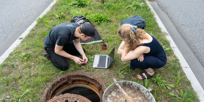  Das Bild beschreibt zwei BGS-Teammitglieder während des Monitorings einer Baumrigole in Hamburg-Bergedorf.