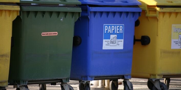 Verschiedene Abfallbehälter zur Mülltrennung
