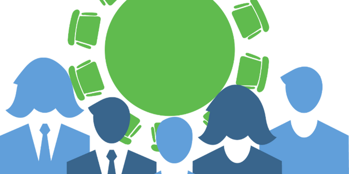 Eine Gruppe Menschen sitzt um einen runden Tisch.