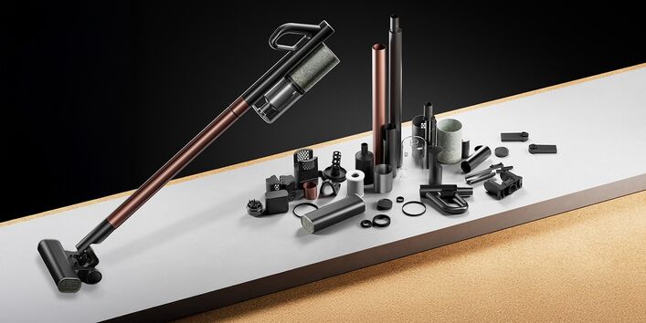 Ein Akku-Staubsauger zusammengebaut und daneben noch einmal in Einzelteilen 