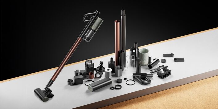 Ein Akku-Staubsauger zusammengebaut und daneben noch einmal in Einzelteilen 