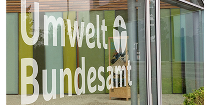 Schriftzug Umweltbundesamt auf Fensterscheibe des Umweltbundesamtes