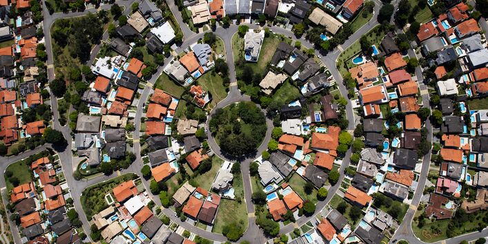 Das Bild zeigt eine Wohnsiedlung aus der Vogelperspektive