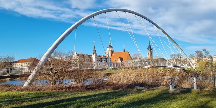 Ansicht der Stadt Dessau-Roßlau über die Tiergartenbrücke „Der Eierschneider“