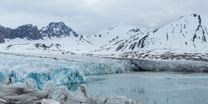 Meer und eisbedeckte Berge