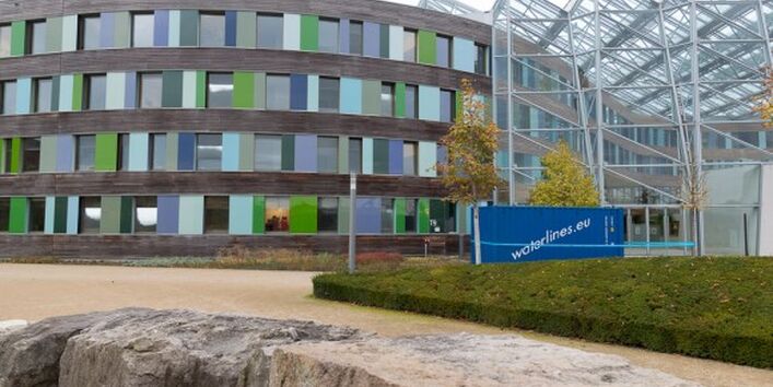 Vor dem UBA steht ein Seecontainer….