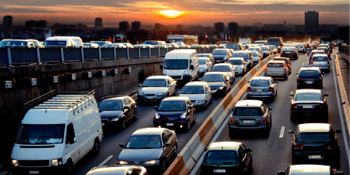 Autobahn bei Sonnenuntergang