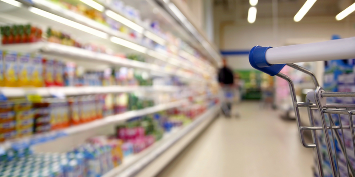 Supermarkt Kühlregale in der Fluchtperspektive