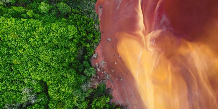 Drohnenansicht eines kontaminierten, giftigen Wasserlaufs in Geamana, Rumänien
