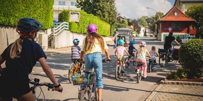 Kinder fahren in einem Wohngebiet Fahrrad.