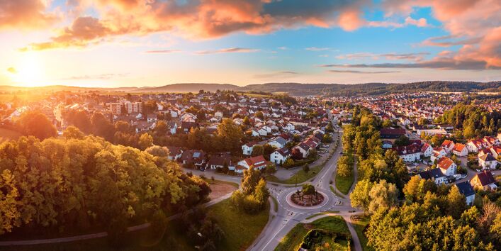 Deutsche Kleinstadt mit aufgehender Sonne