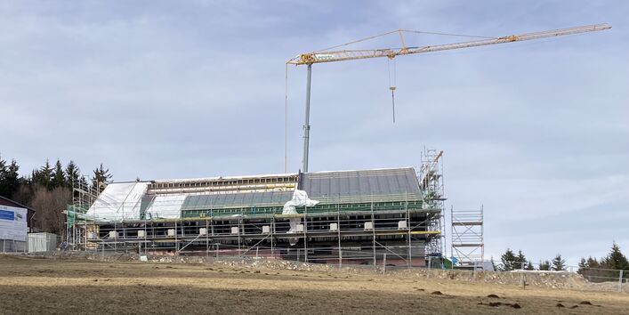 Das Bild zeigt den Rohbau der neuen UBA-Messstation auf dem Schauinsland von außen.