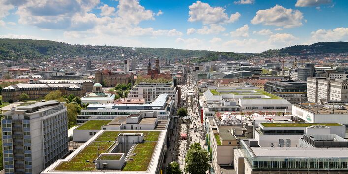 Das Bild zeigt die Königstraße in Stuttgart von oben mit Umgebung.