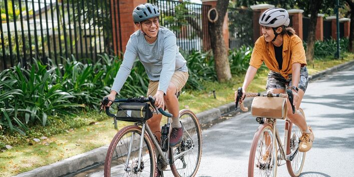 Junges Paar fährt Rad in der Stadt