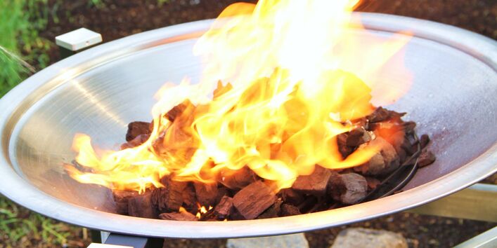 Feuerschale mit brennendem Holz