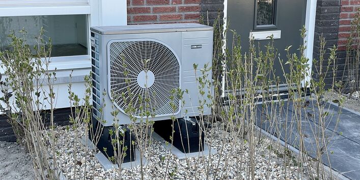 Eine Wärmepumpe im Neubau ist ein klimafreundliches Heizsystem.