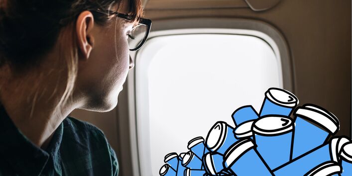 Frau sitzt im Flugzeug und schaut aus dem Fenster.