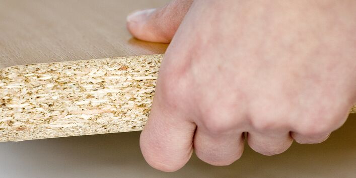 Spanplatte in der Hand
