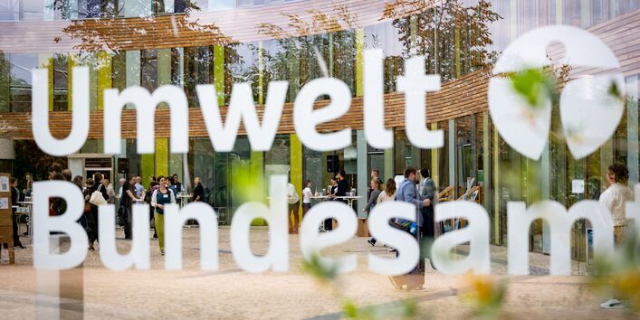 Teilnehmende der UBA-Fachkonferenz „Klimawandelanpassung im Blick – welche Fortschritte machen wir?“ im Atrium des Umweltbundesamtes in Dessau.