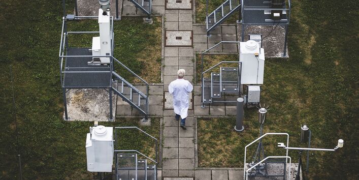 Messinstrumente auf einem Messfeld in der Mittelgebirgslandschaft