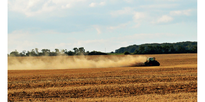 Cover der Publikation Bodenerosion durch Wind: Traktor auf einem Acker