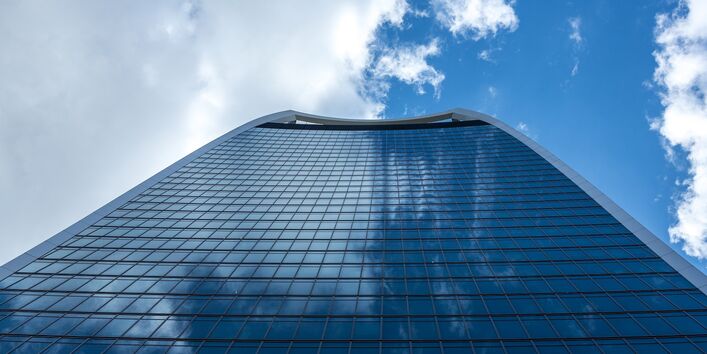 Hochhaus mit verglaster Fassade