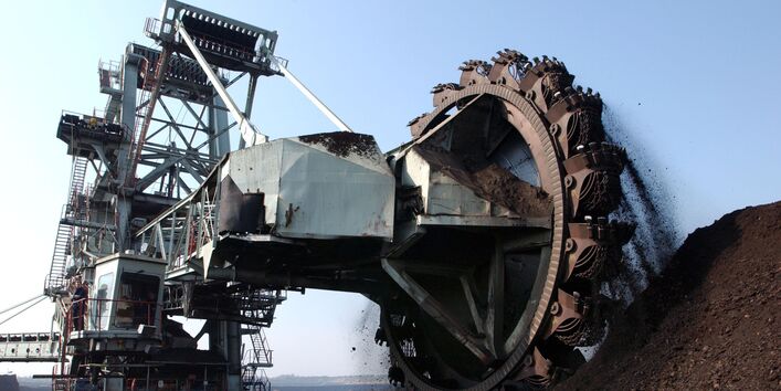 Schaufelradbagger in einem Bergbaugebiet.