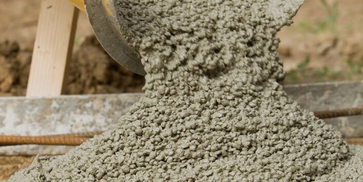 Dargestellt ist Beton aus einer Betonmischmaschine.