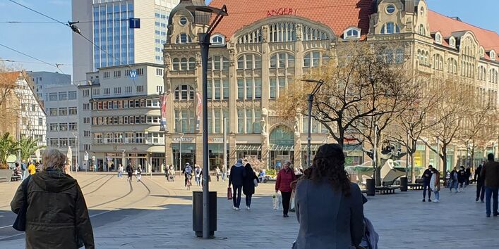 Menschen in einer Innenstadt