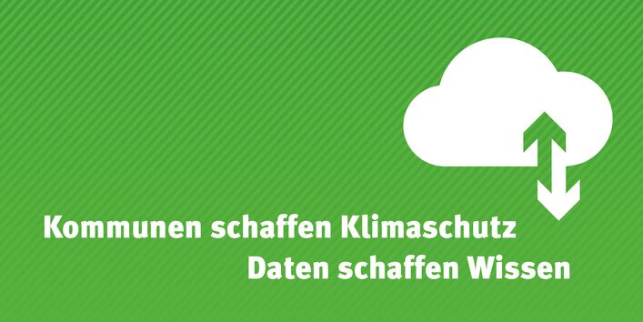 Grüner Hintergrund mit Slogan: Kommunen schaffen Klimaschutz – Daten schaffen Wissen