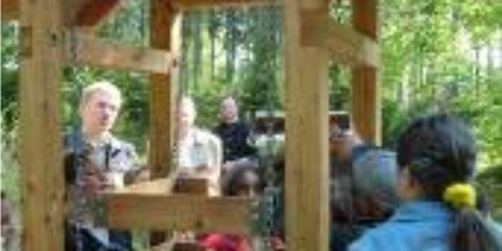 Foto des Schüttelturms, an dem sich die Korngrößen eines Bodens herausgesieben lassen