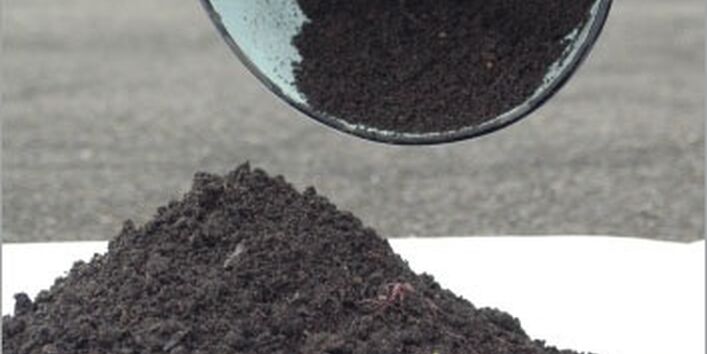 Eimer der Boden auskippt