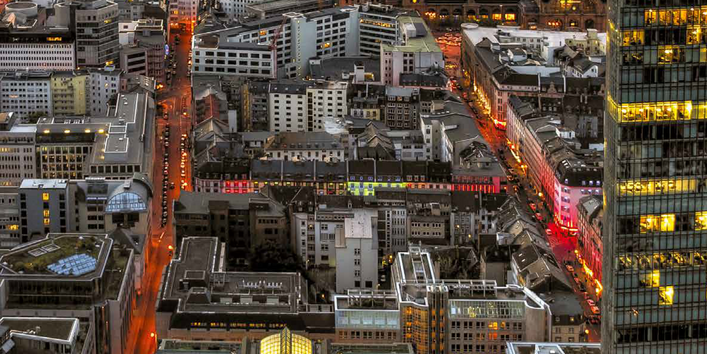 Blick auf eine Stadt von oben bei Nacht