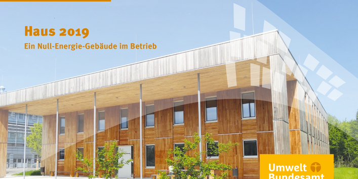 Bild von großem Holzhaus