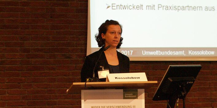 Frau Kossolobow hinter Rednerpult