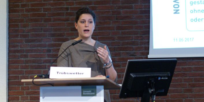 Frau Trubswetter hinter Rednerpult